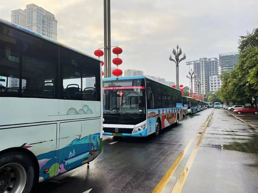庆国庆 宜宾公交车厢盛情满载“中国红” - 公司新闻 - 宜宾市城市公共交通有限公司
